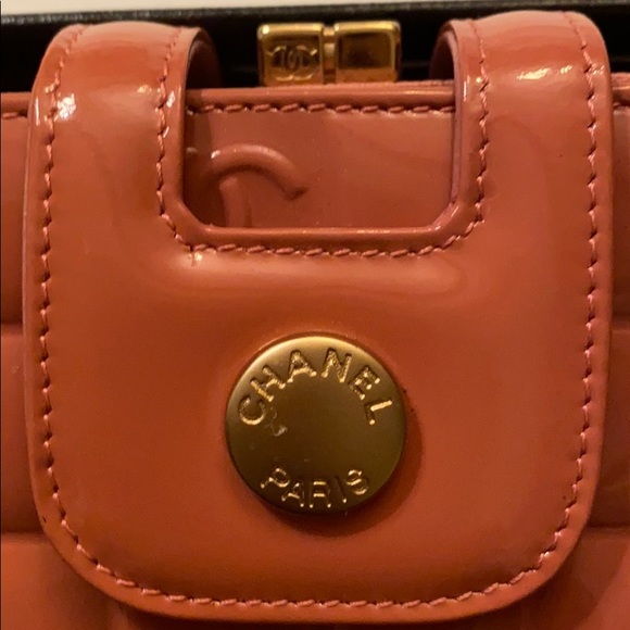 CHANEL VTG PINK CHOCOLATE BAR WRISTLET WALLET BAG BARBIECORE ⭐️⭐️⭐️⭐️⭐️ - Picture 5 of 15